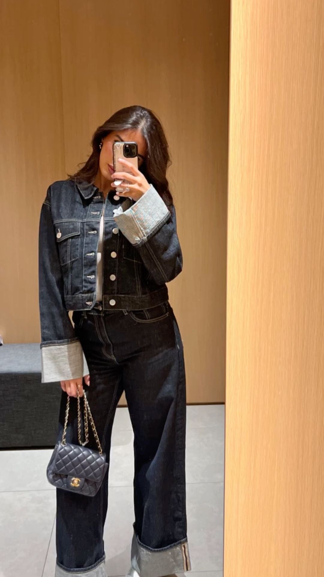 Bea Damski Zestaw Denimowy – Krótka Kurtka i Szerokie Jeansy z Kontrastowymi Nogawkami dla Modnego Looku