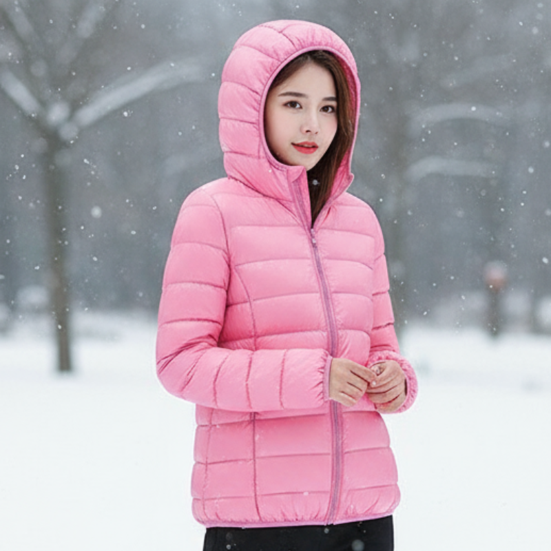 Nora Kurtka Damska – Ultralekka, Wodoodporna Kurtka z Odpinanym Kapturem i Eleganckimi Zakładkami