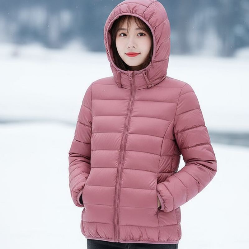 Nora Kurtka Damska – Ultralekka, Wodoodporna Kurtka z Odpinanym Kapturem i Eleganckimi Zakładkami