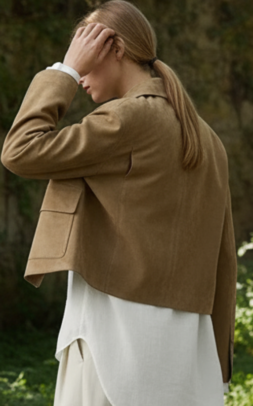 Laurel Kurtka Damska – Krótka z Beżowej Zamszowej Tkaniny, Elegancka, w Minimalistycznym i Miejskim Stylu