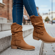 Ellis Zamszowe Botki Casual – Styl Western Chic i Miejski Komfort na Co Dzień