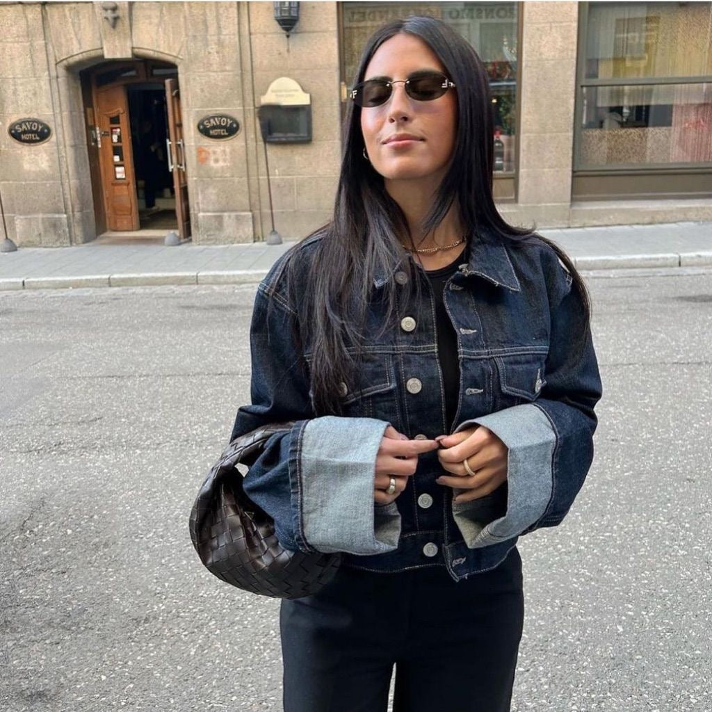 Bea Damski Zestaw Denimowy – Krótka Kurtka i Szerokie Jeansy z Kontrastowymi Nogawkami dla Modnego Looku